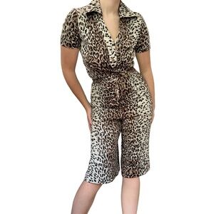 Vintage leopard print set with a short-sleeved collared top & wide-leg capris
